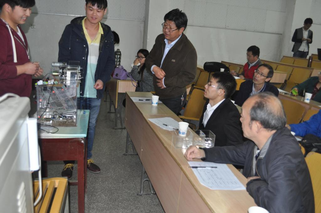bte365官网刘福建等同学对作品进行介绍